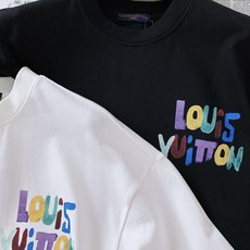 LouisVuitton 路易威登 2026SS春夏新品 彩色涂鸦艺术短袖T恤👕艺术感满满轻奢单品。选用 LouisVuitton 路易威登 2026SS春夏新品 彩色涂鸦艺术短袖T恤👕艺术感满满轻奢单品。选用