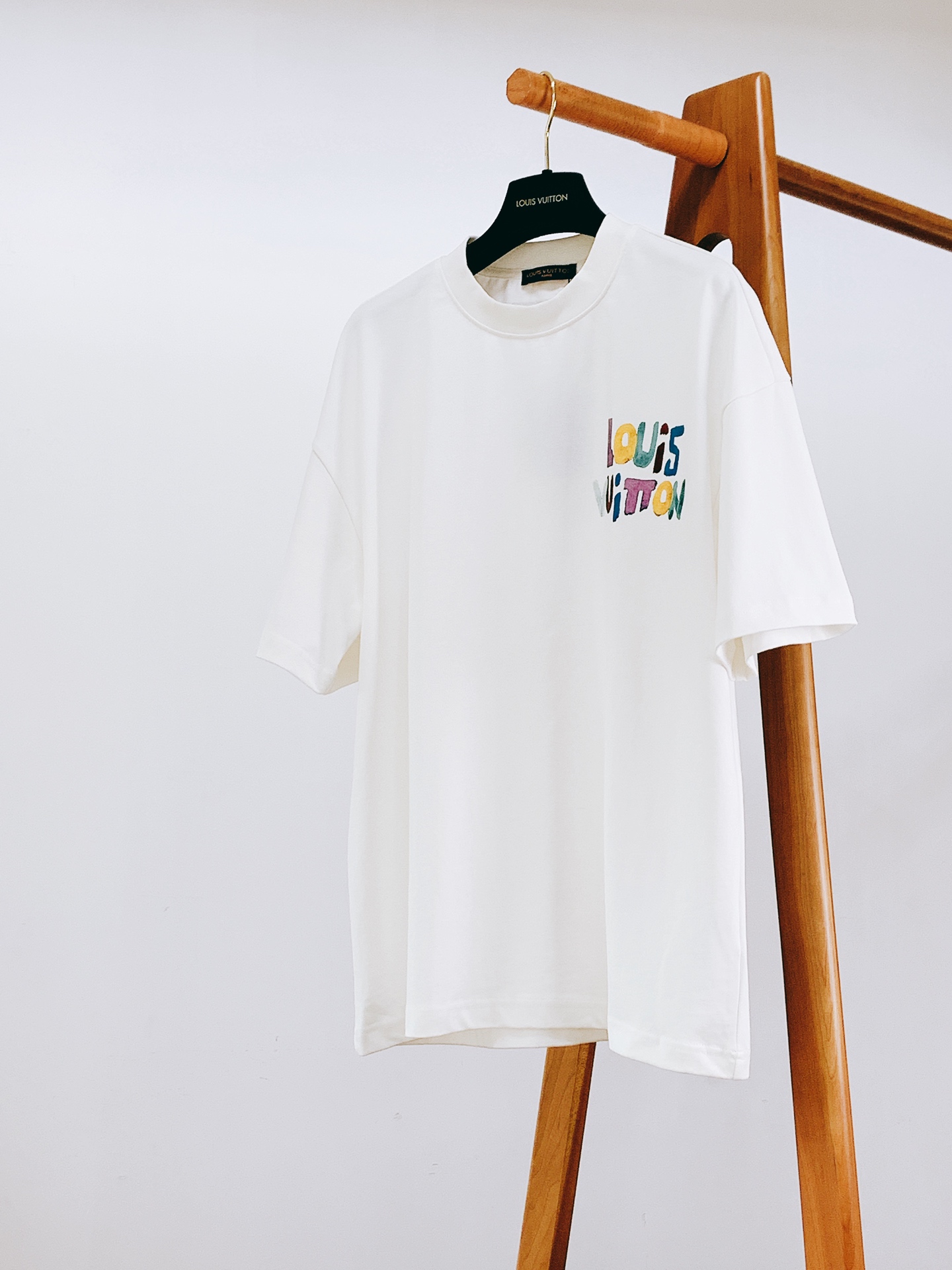 LouisVuitton 路易威登 2026SS春夏新品 彩色涂鸦艺术短袖T恤👕艺术感满满轻奢单品。选用