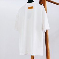 LouisVuitton 路易威登 2026SS春夏新品 彩色涂鸦艺术短袖T恤👕艺术感满满轻奢单品。选用 LouisVuitton 路易威登 2026SS春夏新品 彩色涂鸦艺术短袖T恤👕艺术感满满轻奢单品。选用