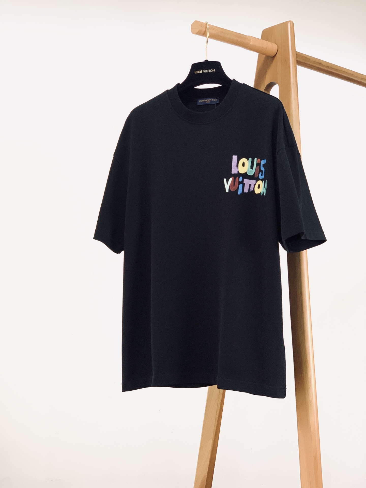 LouisVuitton 路易威登 2026SS春夏新品 彩色涂鸦艺术短袖T恤👕艺术感满满轻奢单品。选用