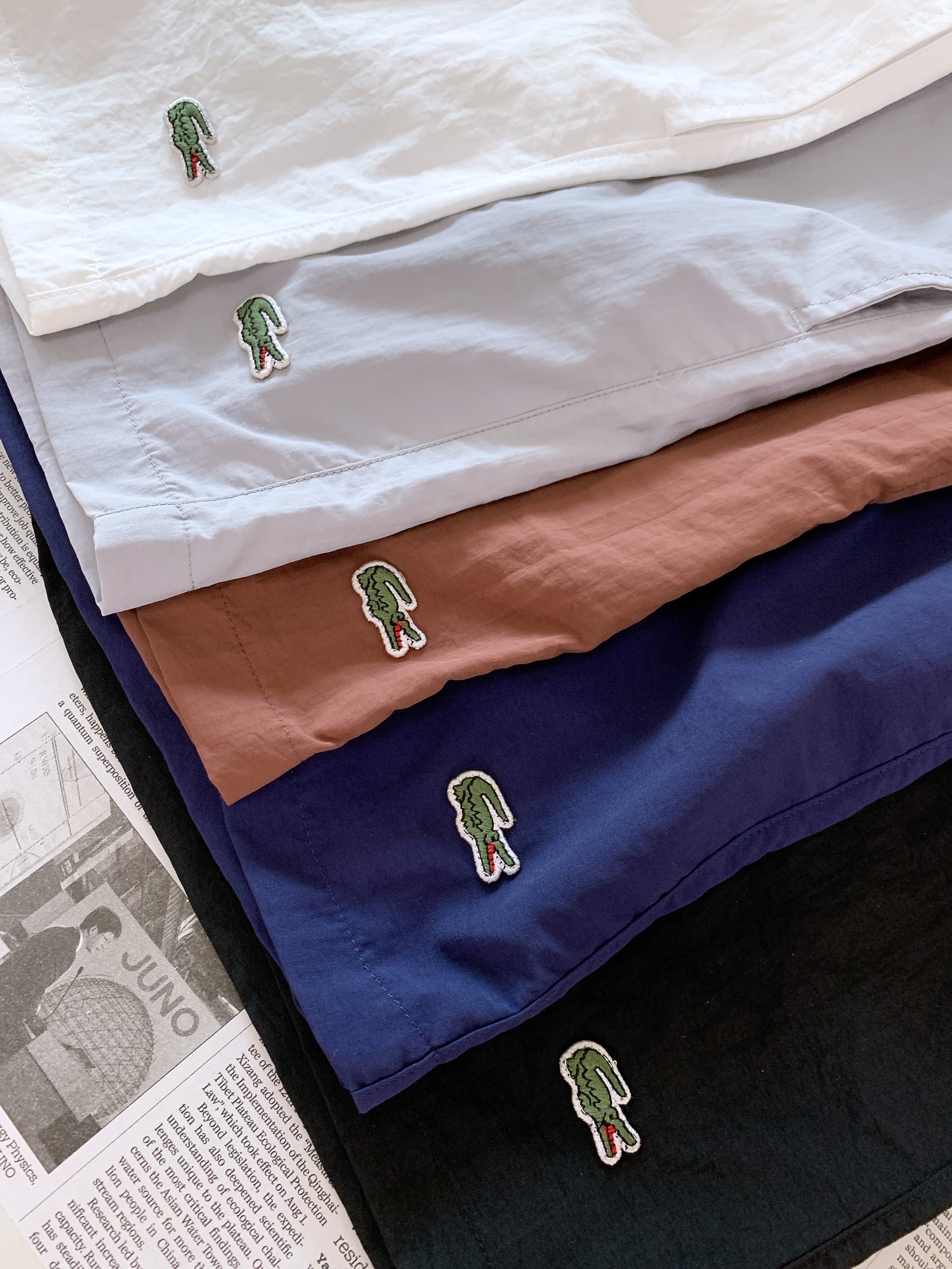 LACOSTE 速干休闲短裤🩳夏日必备五分裤。甄选轻薄尼龙速干面料，内里带网眼透气内衬，上身冰凉舒爽，出