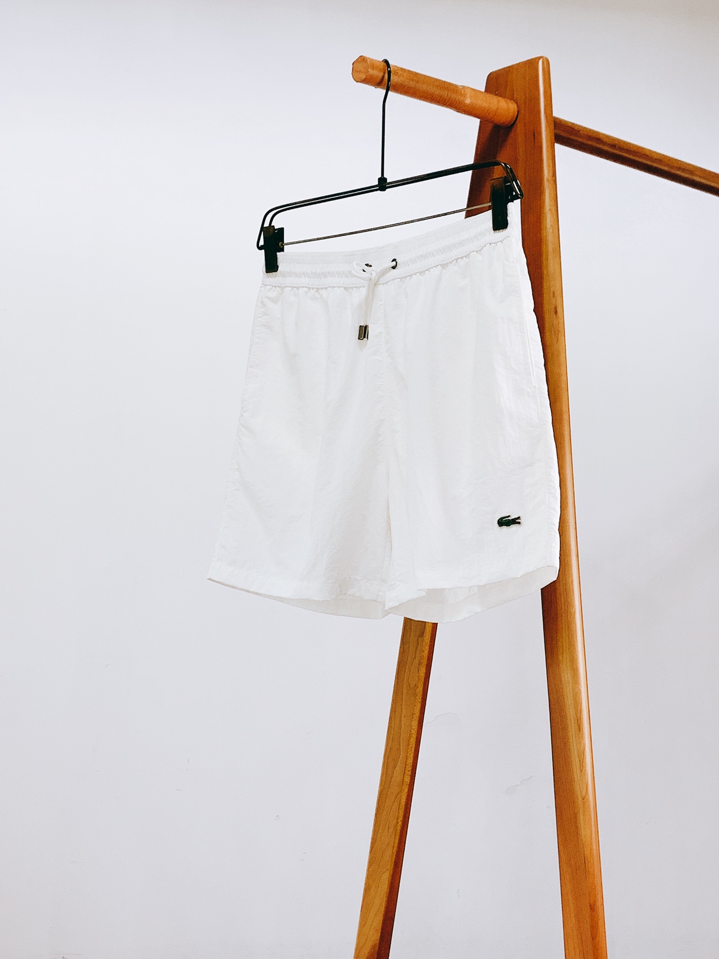 LACOSTE 速干休闲短裤🩳夏日必备五分裤。甄选轻薄尼龙速干面料，内里带网眼透气内衬，上身冰凉舒爽，出