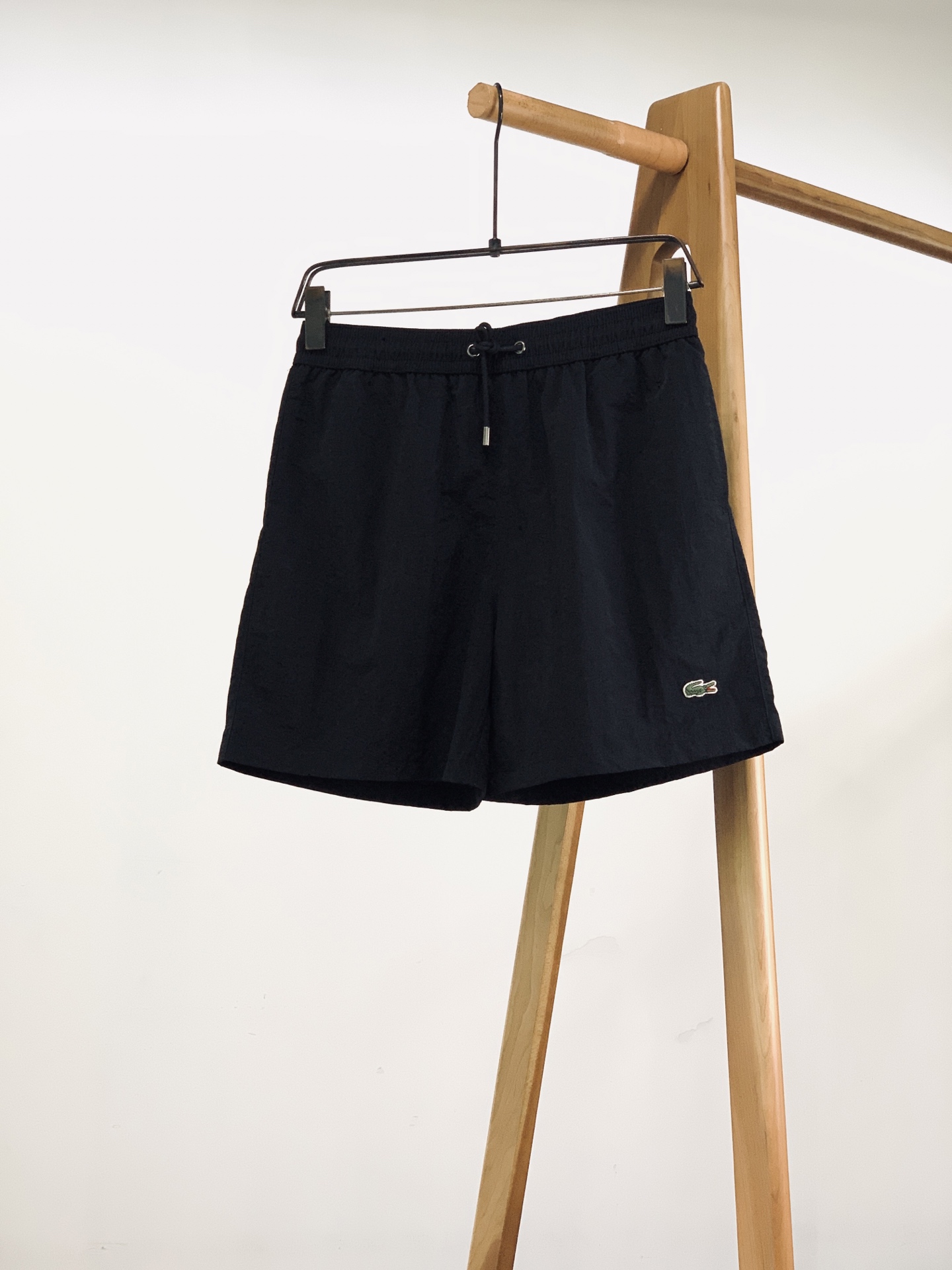 LACOSTE 速干休闲短裤🩳夏日必备五分裤。甄选轻薄尼龙速干面料，内里带网眼透气内衬，上身冰凉舒爽，出