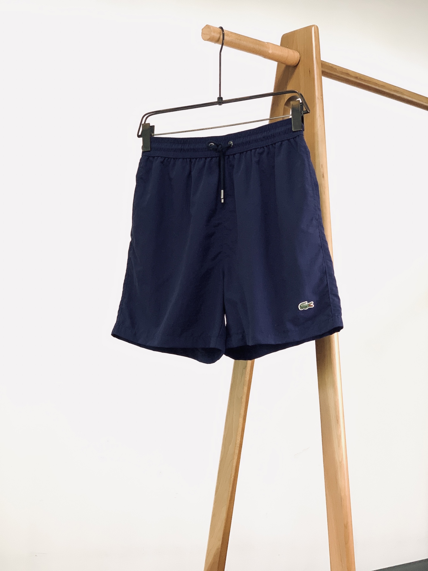 LACOSTE 速干休闲短裤🩳夏日必备五分裤。甄选轻薄尼龙速干面料，内里带网眼透气内衬，上身冰凉舒爽，出