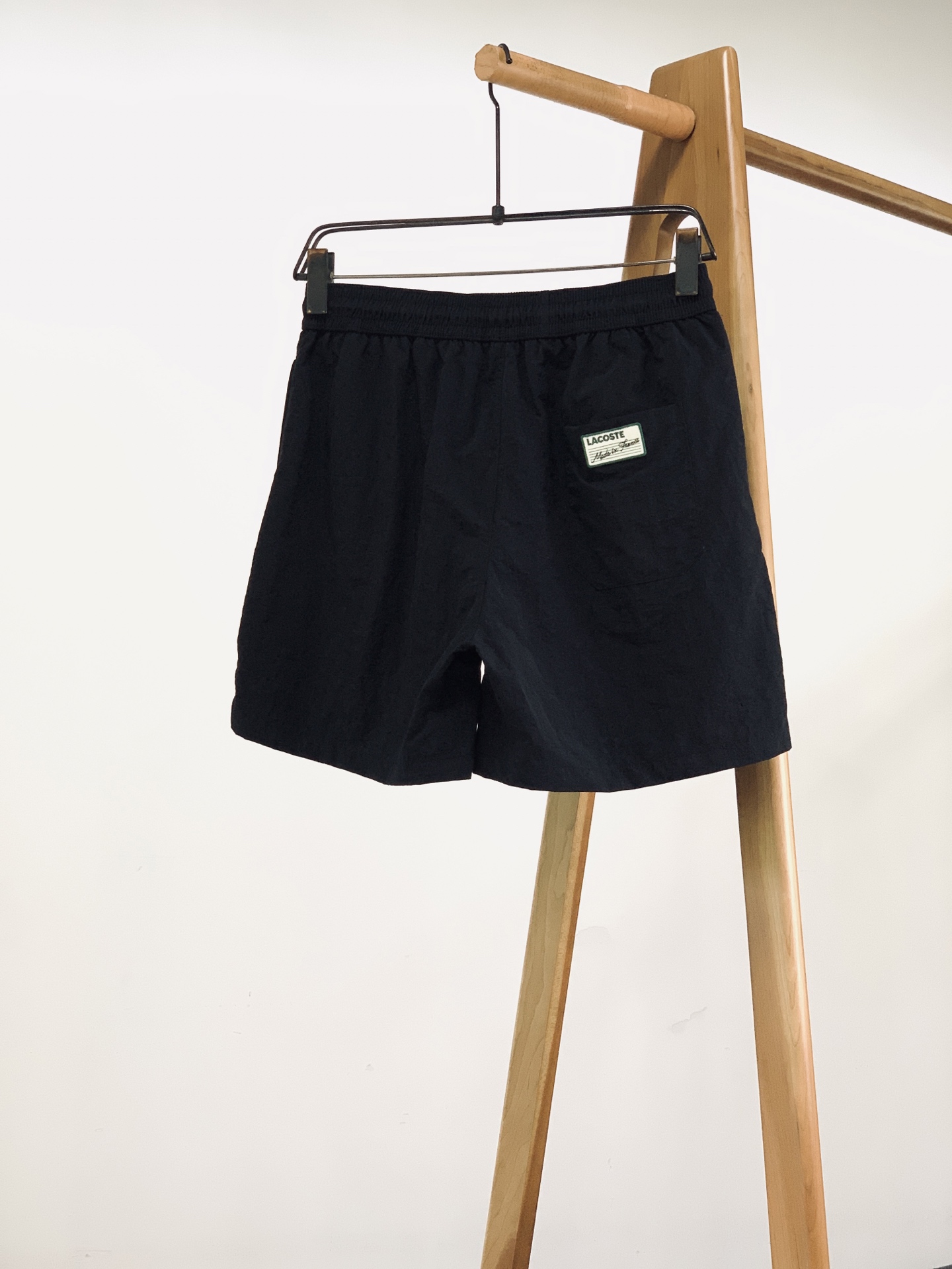 LACOSTE 速干休闲短裤🩳夏日必备五分裤。甄选轻薄尼龙速干面料，内里带网眼透气内衬，上身冰凉舒爽，出
