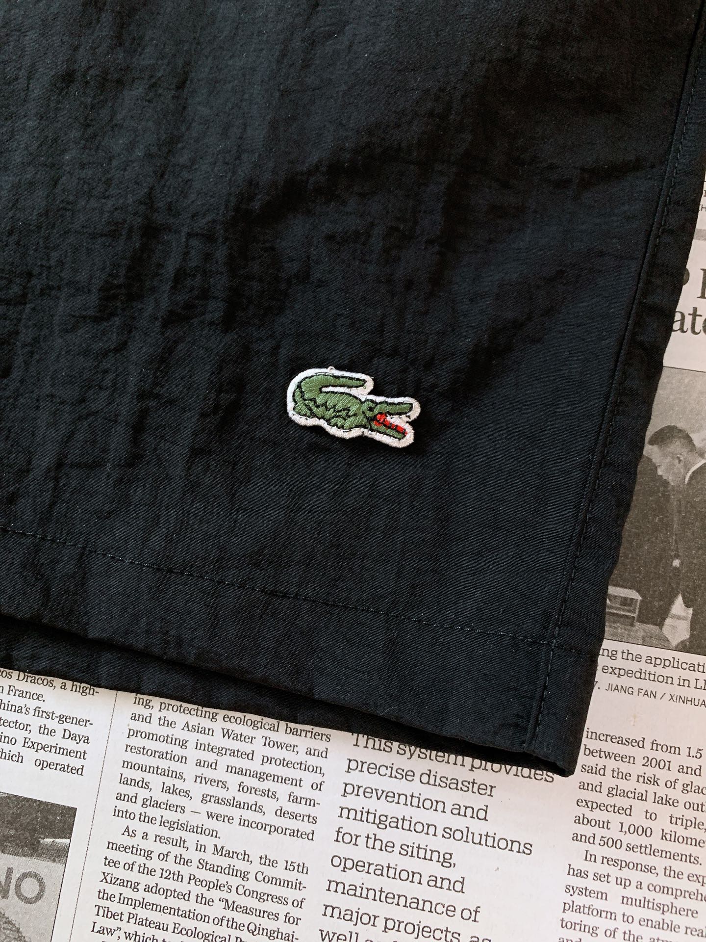 LACOSTE 速干休闲短裤🩳夏日必备五分裤。甄选轻薄尼龙速干面料，内里带网眼透气内衬，上身冰凉舒爽，出