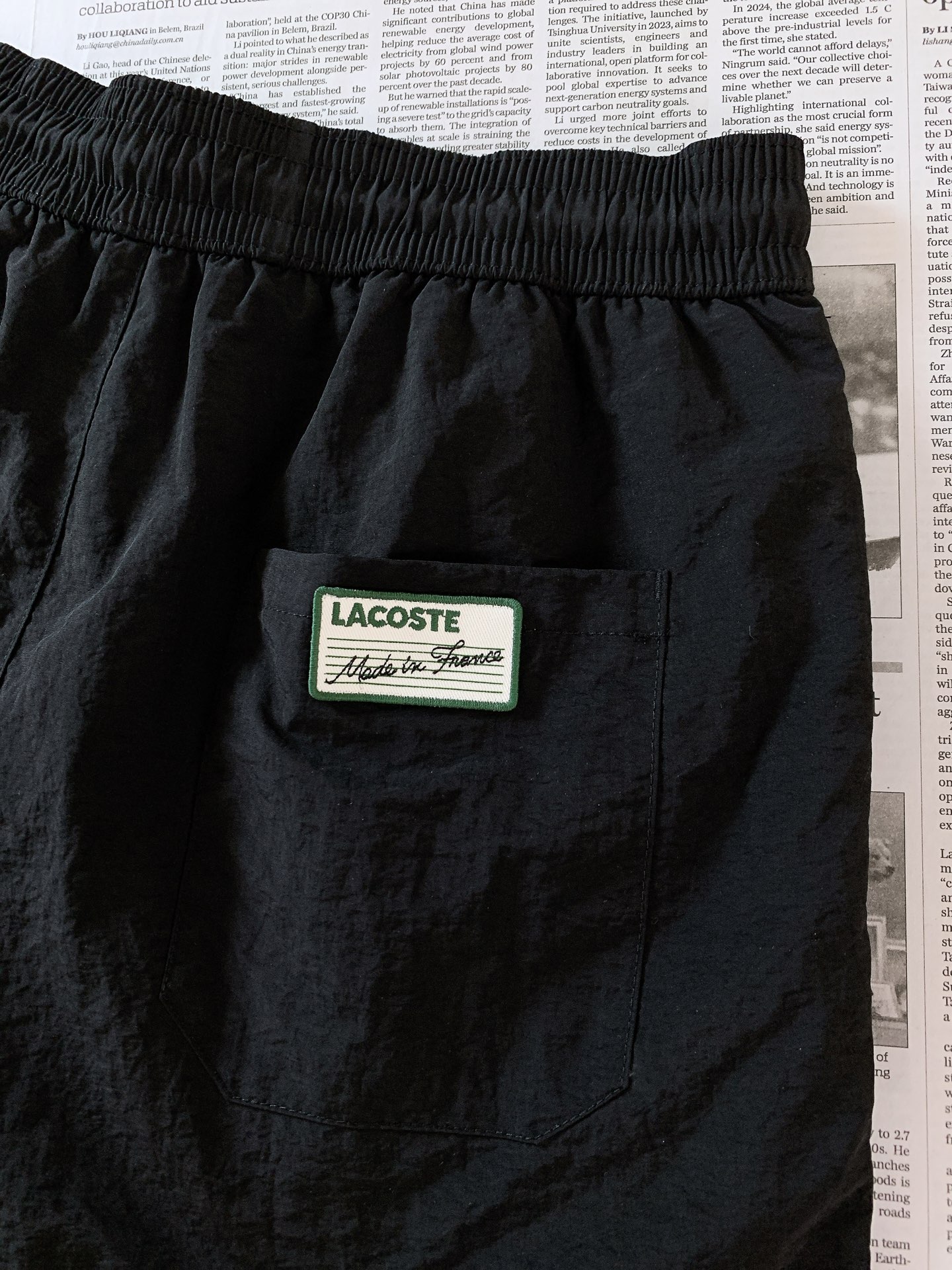LACOSTE 速干休闲短裤🩳夏日必备五分裤。甄选轻薄尼龙速干面料，内里带网眼透气内衬，上身冰凉舒爽，出
