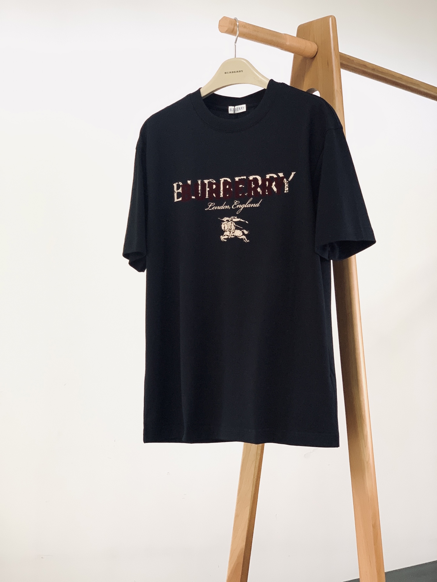 Burberry 巴宝莉 2026SS春夏新品 英伦风字母标识短袖T恤👕甄选冰感锦纶面料，上身顺滑凉爽，