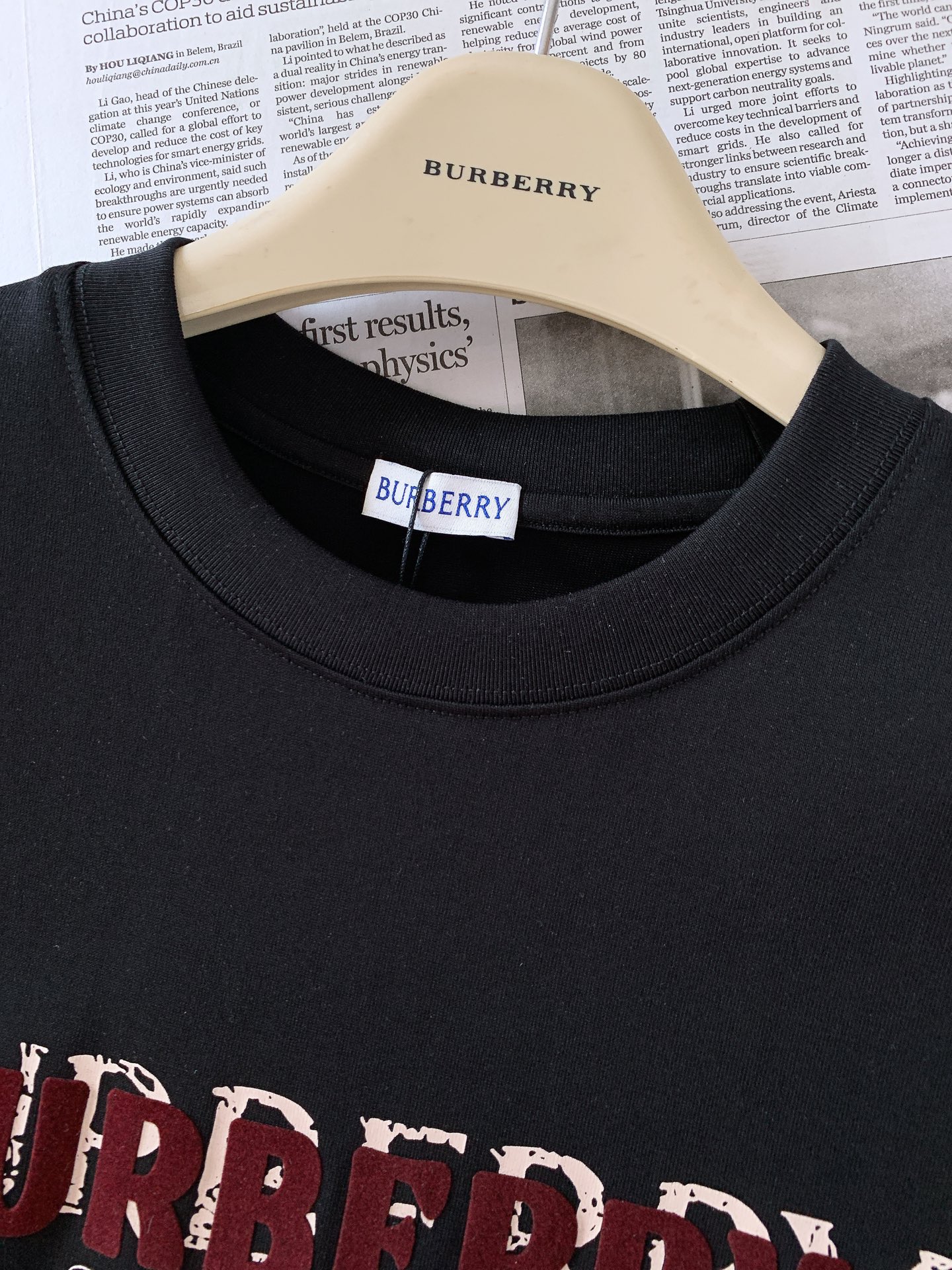 Burberry 巴宝莉 2026SS春夏新品 英伦风字母标识短袖T恤👕甄选冰感锦纶面料，上身顺滑凉爽，