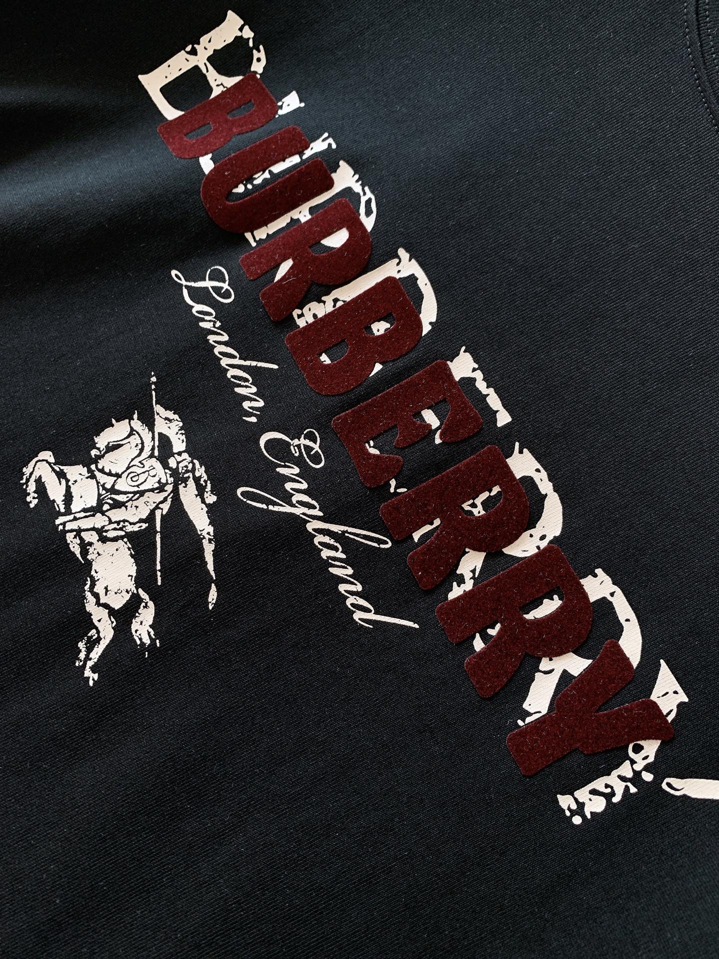 Burberry 巴宝莉 2026SS春夏新品 英伦风字母标识短袖T恤👕甄选冰感锦纶面料，上身顺滑凉爽，