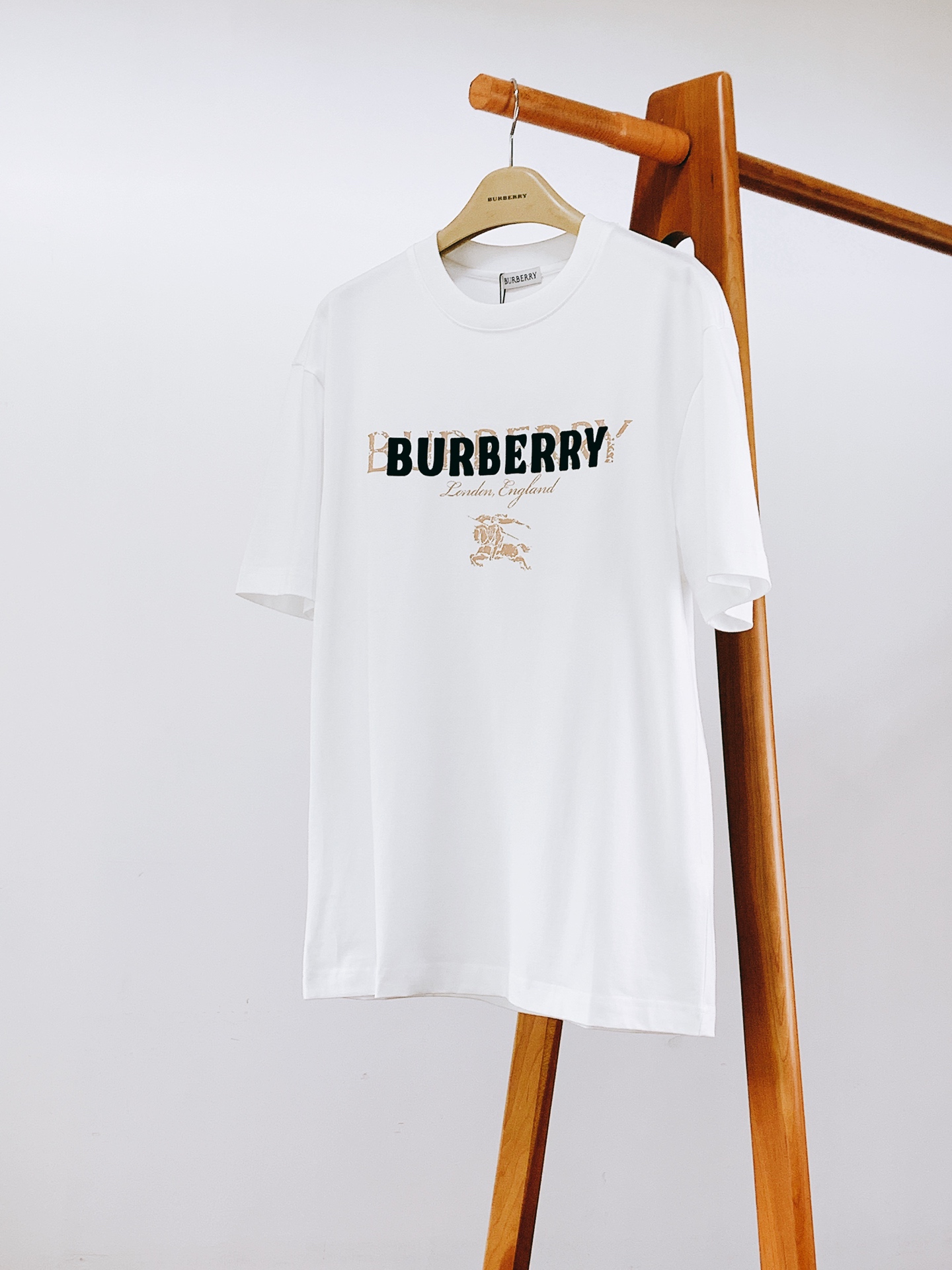 Burberry 巴宝莉 2026SS春夏新品 英伦风字母标识短袖T恤👕甄选冰感锦纶面料，上身顺滑凉爽，