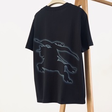 Burberry 巴宝莉 2026SS春夏新品 英伦格纹战马短袖T恤👕精选高支柔软纯棉面料,亲肤透气,夏 Burberry 巴宝莉 2026SS春夏新品 英伦格纹战马短袖T恤👕精选高支柔软纯棉面料,亲肤透气,夏