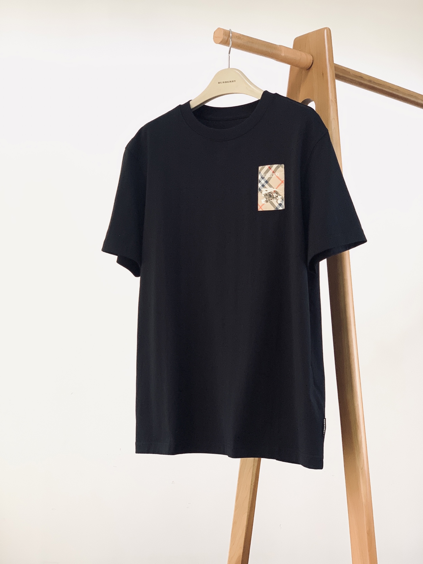 Burberry 巴宝莉 2026SS春夏新品 英伦格纹战马短袖T恤👕精选高支柔软纯棉面料，亲肤透气，夏