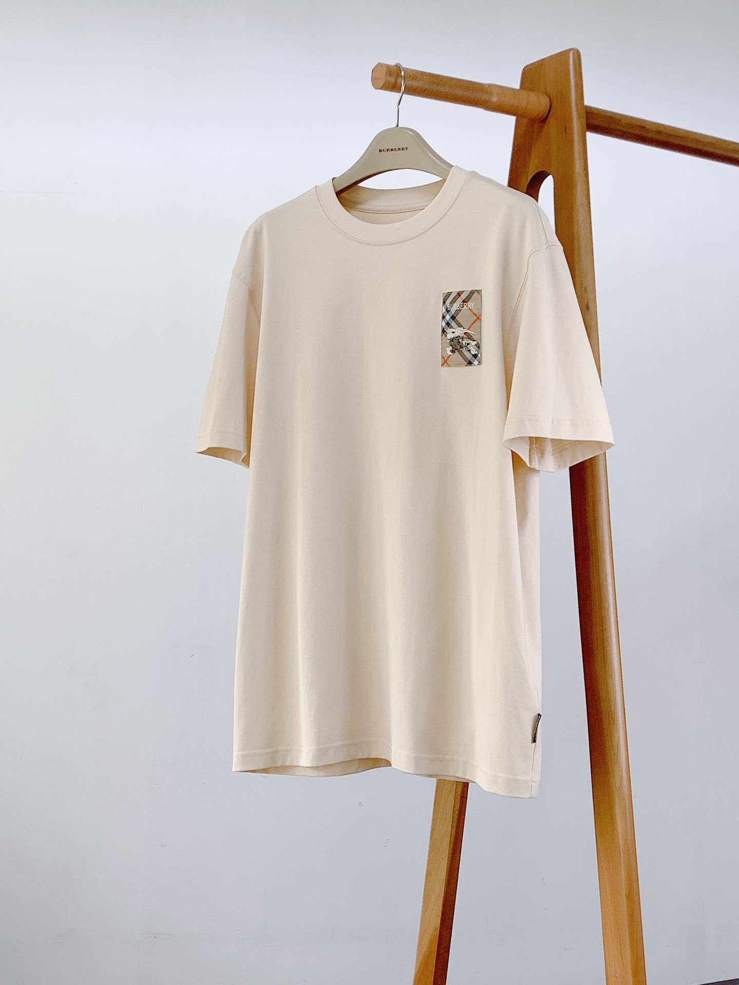 Burberry 巴宝莉 2026SS春夏新品 英伦格纹战马短袖T恤👕精选高支柔软纯棉面料，亲肤透气，夏