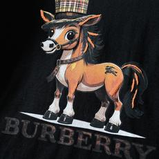 Burberry 巴宝莉 2026SS春夏新品 马年限定卡通小马短袖T恤👕甄选高支精梳纯棉面料,柔软亲肤 Burberry 巴宝莉 2026SS春夏新品 马年限定卡通小马短袖T恤👕甄选高支精梳纯棉面料,柔软亲肤