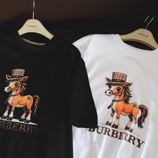 Burberry 巴宝莉 2026SS春夏新品 马年限定卡通小马短袖T恤👕甄选高支精梳纯棉面料,柔软亲肤 Burberry 巴宝莉 2026SS春夏新品 马年限定卡通小马短袖T恤👕甄选高支精梳纯棉面料,柔软亲肤