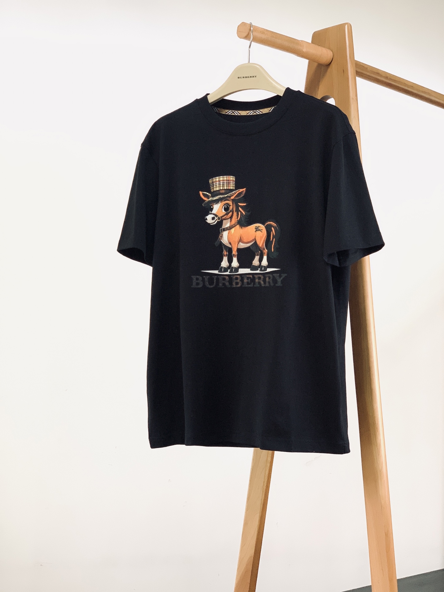 Burberry 巴宝莉 2026SS春夏新品 马年限定卡通小马短袖T恤👕甄选高支精梳纯棉面料，柔软亲肤