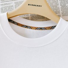 Burberry 巴宝莉 2026SS春夏新品 马年限定卡通小马短袖T恤👕甄选高支精梳纯棉面料,柔软亲肤 Burberry 巴宝莉 2026SS春夏新品 马年限定卡通小马短袖T恤👕甄选高支精梳纯棉面料,柔软亲肤