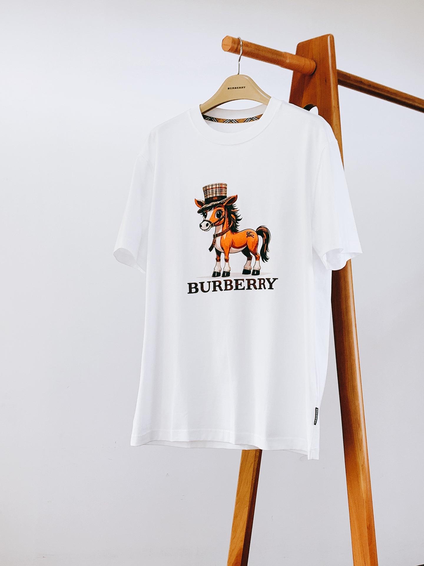 Burberry 巴宝莉 2026SS春夏新品 马年限定卡通小马短袖T恤👕甄选高支精梳纯棉面料，柔软亲肤