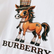 Burberry 巴宝莉 2026SS春夏新品 马年限定卡通小马短袖T恤👕甄选高支精梳纯棉面料,柔软亲肤 Burberry 巴宝莉 2026SS春夏新品 马年限定卡通小马短袖T恤👕甄选高支精梳纯棉面料,柔软亲肤