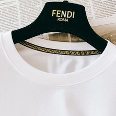 Fendi 芬迪 2026SS春夏新品拼色刺绣短袖T恤,甄选高支精梳丝光棉面料,触感细腻顺滑,垂坠感强, Fendi 芬迪 2026SS春夏新品拼色刺绣短袖T恤,甄选高支精梳丝光棉面料,触感细腻顺滑,垂坠感强,