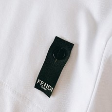 Fendi 芬迪 2026SS春夏新品拼色刺绣短袖T恤,甄选高支精梳丝光棉面料,触感细腻顺滑,垂坠感强, Fendi 芬迪 2026SS春夏新品拼色刺绣短袖T恤,甄选高支精梳丝光棉面料,触感细腻顺滑,垂坠感强,