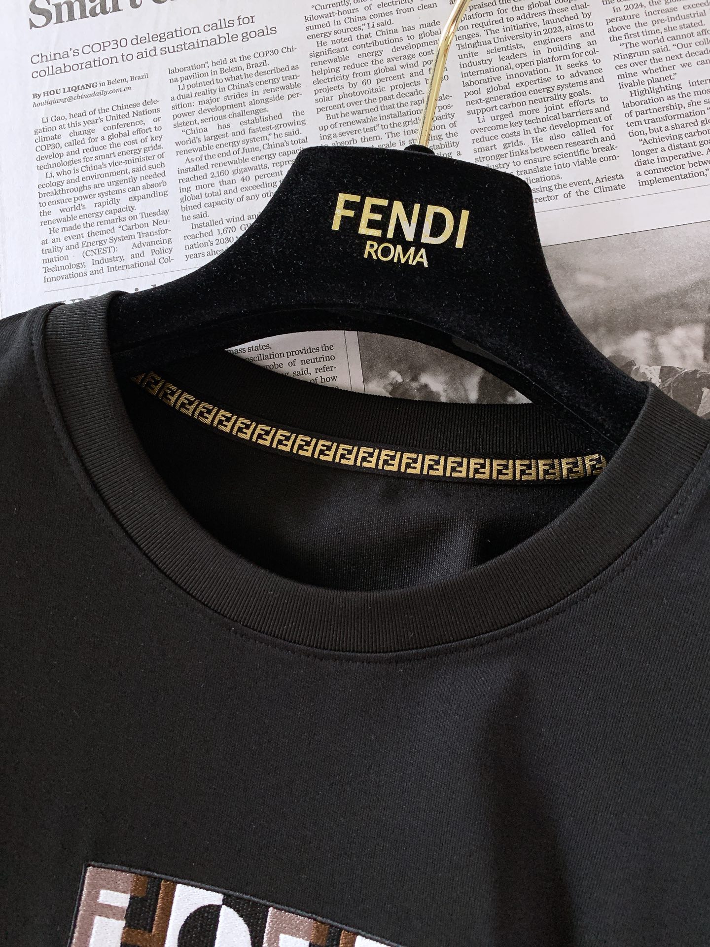 Fendi 芬迪 2026SS春夏新品拼色刺绣短袖T恤，甄选高支精梳丝光棉面料，触感细腻顺滑，垂坠感强，