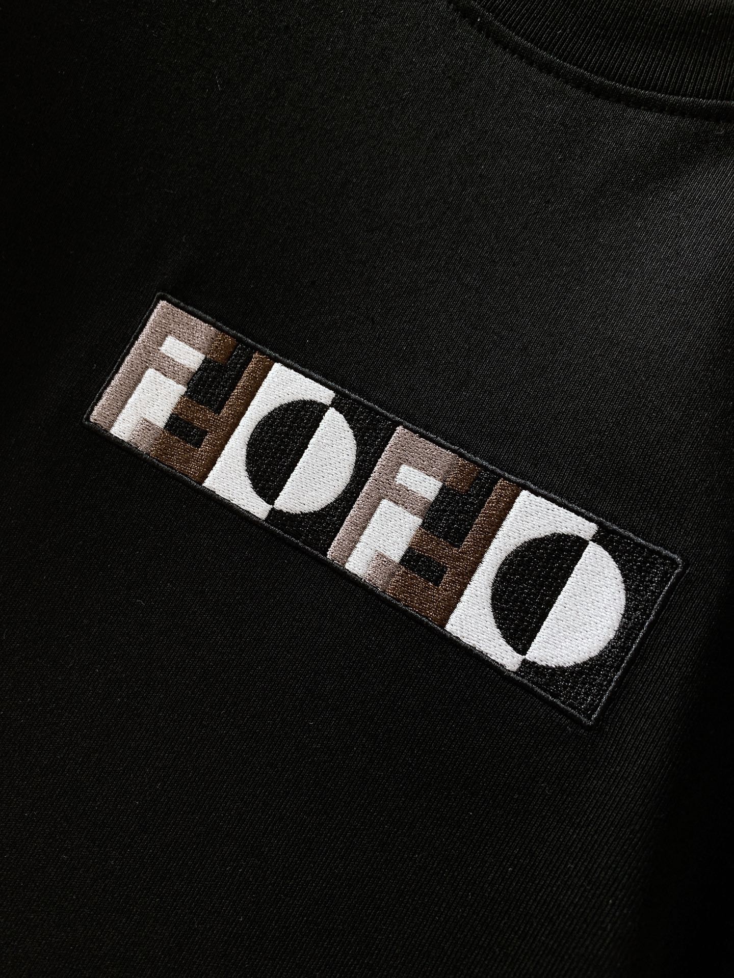 Fendi 芬迪 2026SS春夏新品拼色刺绣短袖T恤，甄选高支精梳丝光棉面料，触感细腻顺滑，垂坠感强，