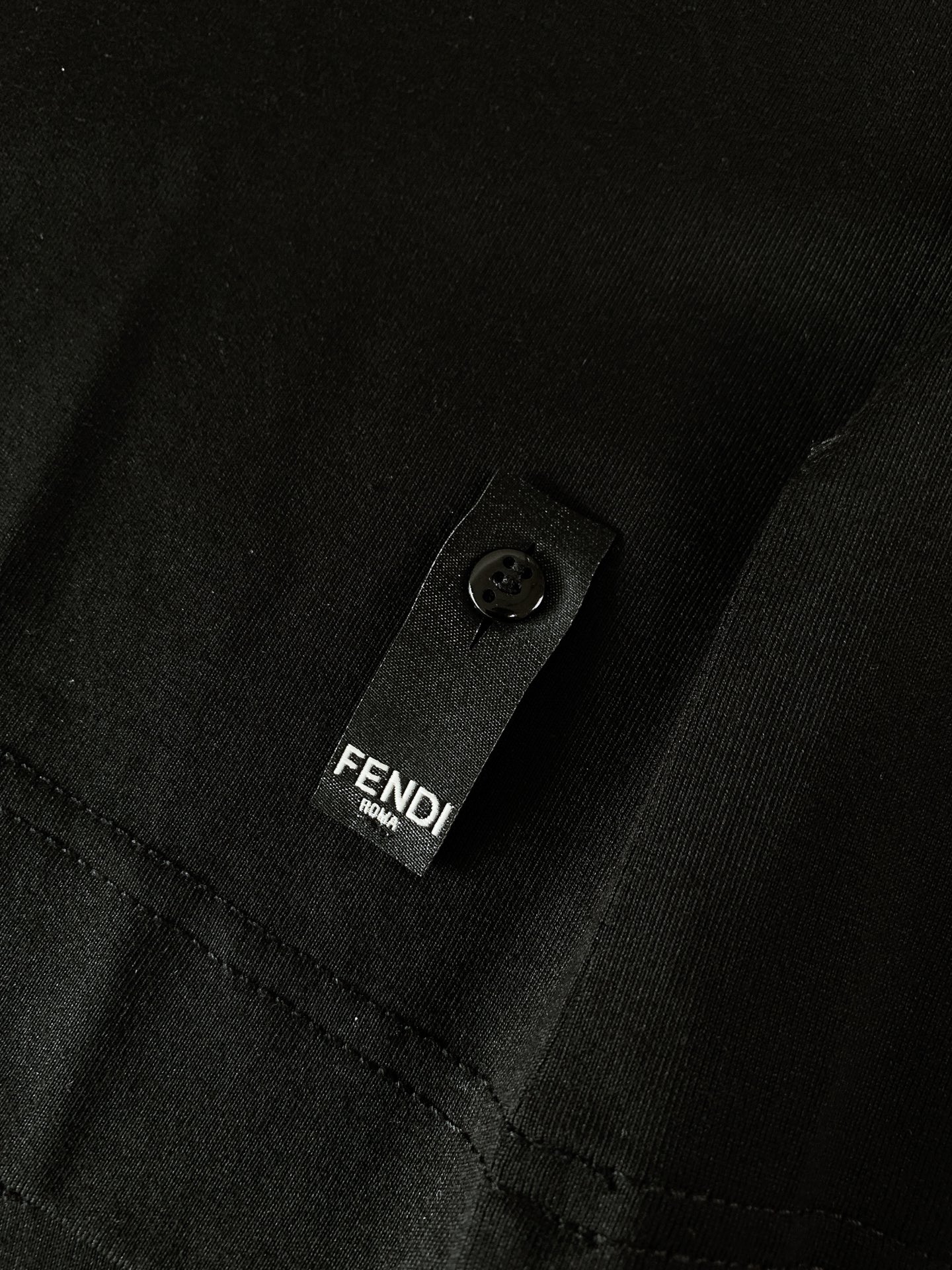 Fendi 芬迪 2026SS春夏新品拼色刺绣短袖T恤，甄选高支精梳丝光棉面料，触感细腻顺滑，垂坠感强，