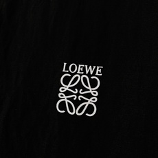 Loewe 罗意威 2026SS春夏新品 时尚休闲套装,甄选透气肌理混纺面料,自带自然褶皱质感,上身轻盈不闷汗,夏日穿着 Loewe 罗意威 2026SS春夏新品 时尚休闲套装,甄选透气肌理混纺面料,自带自然褶皱质感,上身轻盈不闷汗,夏日穿着
