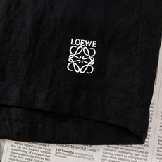 Loewe 罗意威 2026SS春夏新品 时尚休闲套装,甄选透气肌理混纺面料,自带自然褶皱质感,上身轻盈不闷汗,夏日穿着 Loewe 罗意威 2026SS春夏新品 时尚休闲套装,甄选透气肌理混纺面料,自带自然褶皱质感,上身轻盈不闷汗,夏日穿着