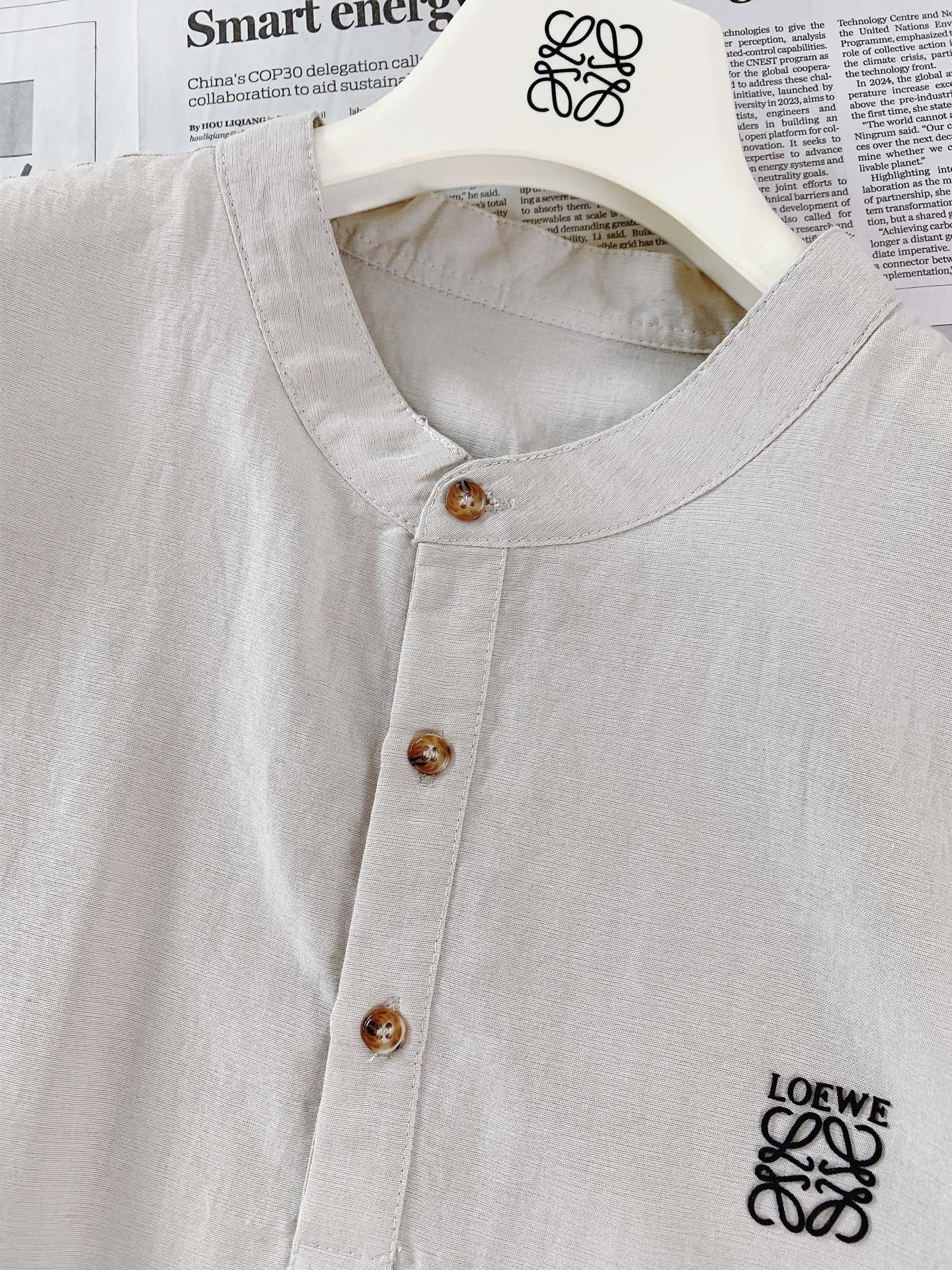Loewe 罗意威 2026SS春夏新品 时尚休闲套装，甄选透气肌理混纺面料，自带自然褶皱质感，上身轻盈不闷汗，夏日穿着