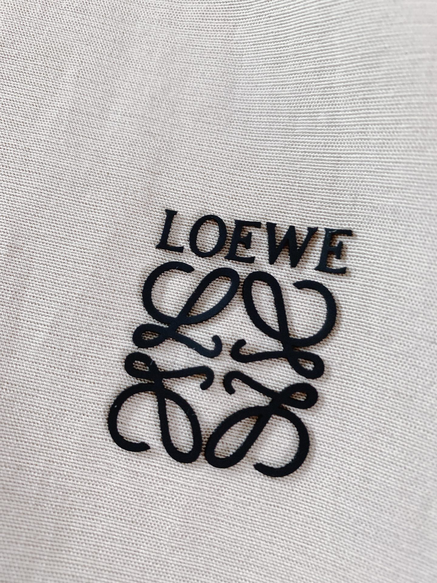 Loewe 罗意威 2026SS春夏新品 时尚休闲套装，甄选透气肌理混纺面料，自带自然褶皱质感，上身轻盈不闷汗，夏日穿着