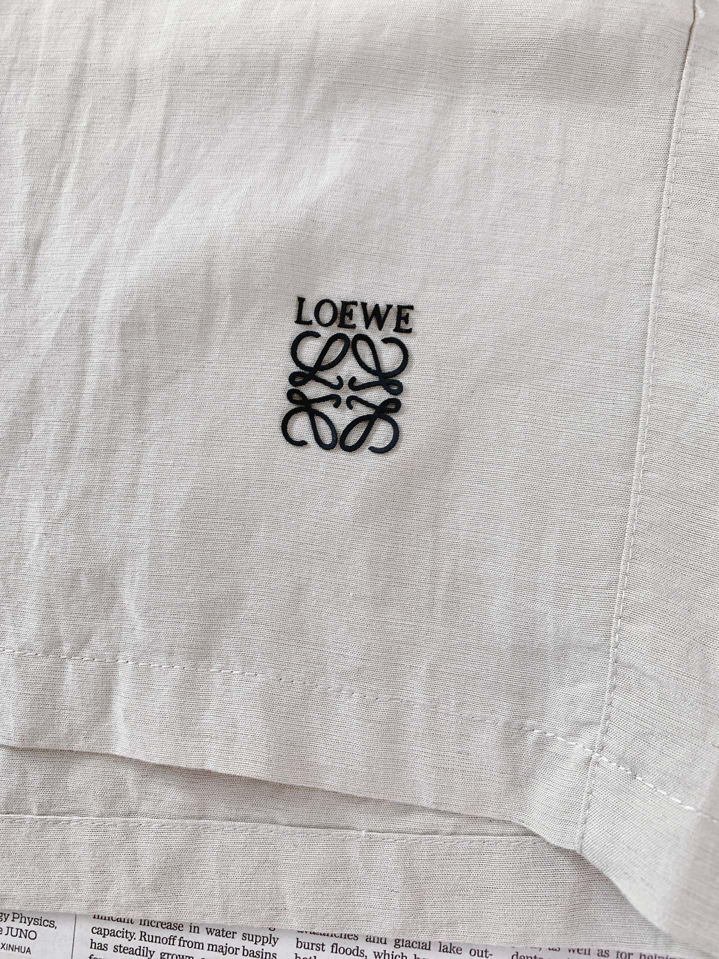 Loewe 罗意威 2026SS春夏新品 时尚休闲套装，甄选透气肌理混纺面料，自带自然褶皱质感，上身轻盈不闷汗，夏日穿着