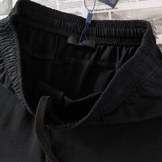 Prada 普拉达 2026SS春夏新品 复古做旧三角标印花短裤🩳甄选柔软亲肤针织面料,上身透气舒适不闷汗,松紧抽绳腰头 Prada 普拉达 2026SS春夏新品 复古做旧三角标印花短裤🩳甄选柔软亲肤针织面料,上身透气舒适不闷汗,松紧抽绳腰头