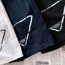 Prada 普拉达 2026SS春夏新品 复古做旧三角标印花短裤🩳甄选柔软亲肤针织面料,上身透气舒适不闷汗,松紧抽绳腰头 Prada 普拉达 2026SS春夏新品 复古做旧三角标印花短裤🩳甄选柔软亲肤针织面料,上身透气舒适不闷汗,松紧抽绳腰头