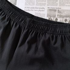 Prada 普拉达 2026SS春夏新品 复古做旧三角标印花短裤🩳甄选柔软亲肤针织面料,上身透气舒适不闷汗,松紧抽绳腰头 Prada 普拉达 2026SS春夏新品 复古做旧三角标印花短裤🩳甄选柔软亲肤针织面料,上身透气舒适不闷汗,松紧抽绳腰头