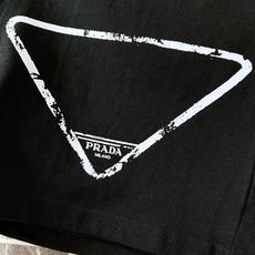 Prada 普拉达 2026SS春夏新品 复古做旧三角标印花短裤🩳甄选柔软亲肤针织面料,上身透气舒适不闷汗,松紧抽绳腰头 Prada 普拉达 2026SS春夏新品 复古做旧三角标印花短裤🩳甄选柔软亲肤针织面料,上身透气舒适不闷汗,松紧抽绳腰头