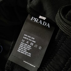Prada 普拉达 2026SS春夏新品 复古做旧三角标印花短裤🩳甄选柔软亲肤针织面料,上身透气舒适不闷汗,松紧抽绳腰头 Prada 普拉达 2026SS春夏新品 复古做旧三角标印花短裤🩳甄选柔软亲肤针织面料,上身透气舒适不闷汗,松紧抽绳腰头