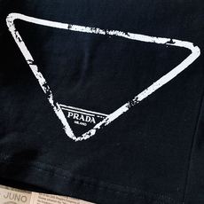 Prada 普拉达 2026SS春夏新品 复古做旧三角标印花短裤🩳甄选柔软亲肤针织面料,上身透气舒适不闷汗,松紧抽绳腰头 Prada 普拉达 2026SS春夏新品 复古做旧三角标印花短裤🩳甄选柔软亲肤针织面料,上身透气舒适不闷汗,松紧抽绳腰头