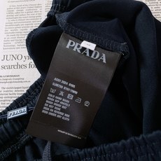 Prada 普拉达 2026SS春夏新品 复古做旧三角标印花短裤🩳甄选柔软亲肤针织面料,上身透气舒适不闷汗,松紧抽绳腰头 Prada 普拉达 2026SS春夏新品 复古做旧三角标印花短裤🩳甄选柔软亲肤针织面料,上身透气舒适不闷汗,松紧抽绳腰头