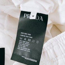 Prada 普拉达 2026SS春夏新品 复古做旧三角标印花短裤🩳甄选柔软亲肤针织面料,上身透气舒适不闷汗,松紧抽绳腰头 Prada 普拉达 2026SS春夏新品 复古做旧三角标印花短裤🩳甄选柔软亲肤针织面料,上身透气舒适不闷汗,松紧抽绳腰头