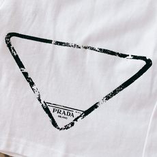 Prada 普拉达 2026SS春夏新品 复古做旧三角标印花短裤🩳甄选柔软亲肤针织面料,上身透气舒适不闷汗,松紧抽绳腰头 Prada 普拉达 2026SS春夏新品 复古做旧三角标印花短裤🩳甄选柔软亲肤针织面料,上身透气舒适不闷汗,松紧抽绳腰头