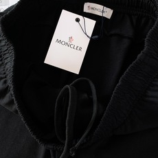 Moncler 蒙口 2026SS春夏新品 休闲徽章印花短裤🩳甄选软糯亲肤优质针织面料,透气排汗,夏日穿着清爽不闷汗,触 Moncler 蒙口 2026SS春夏新品 休闲徽章印花短裤🩳甄选软糯亲肤优质针织面料,透气排汗,夏日穿着清爽不闷汗,触