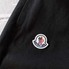 Moncler 蒙口 2026SS春夏新品 休闲徽章印花短裤🩳甄选软糯亲肤优质针织面料,透气排汗,夏日穿着清爽不闷汗,触 Moncler 蒙口 2026SS春夏新品 休闲徽章印花短裤🩳甄选软糯亲肤优质针织面料,透气排汗,夏日穿着清爽不闷汗,触