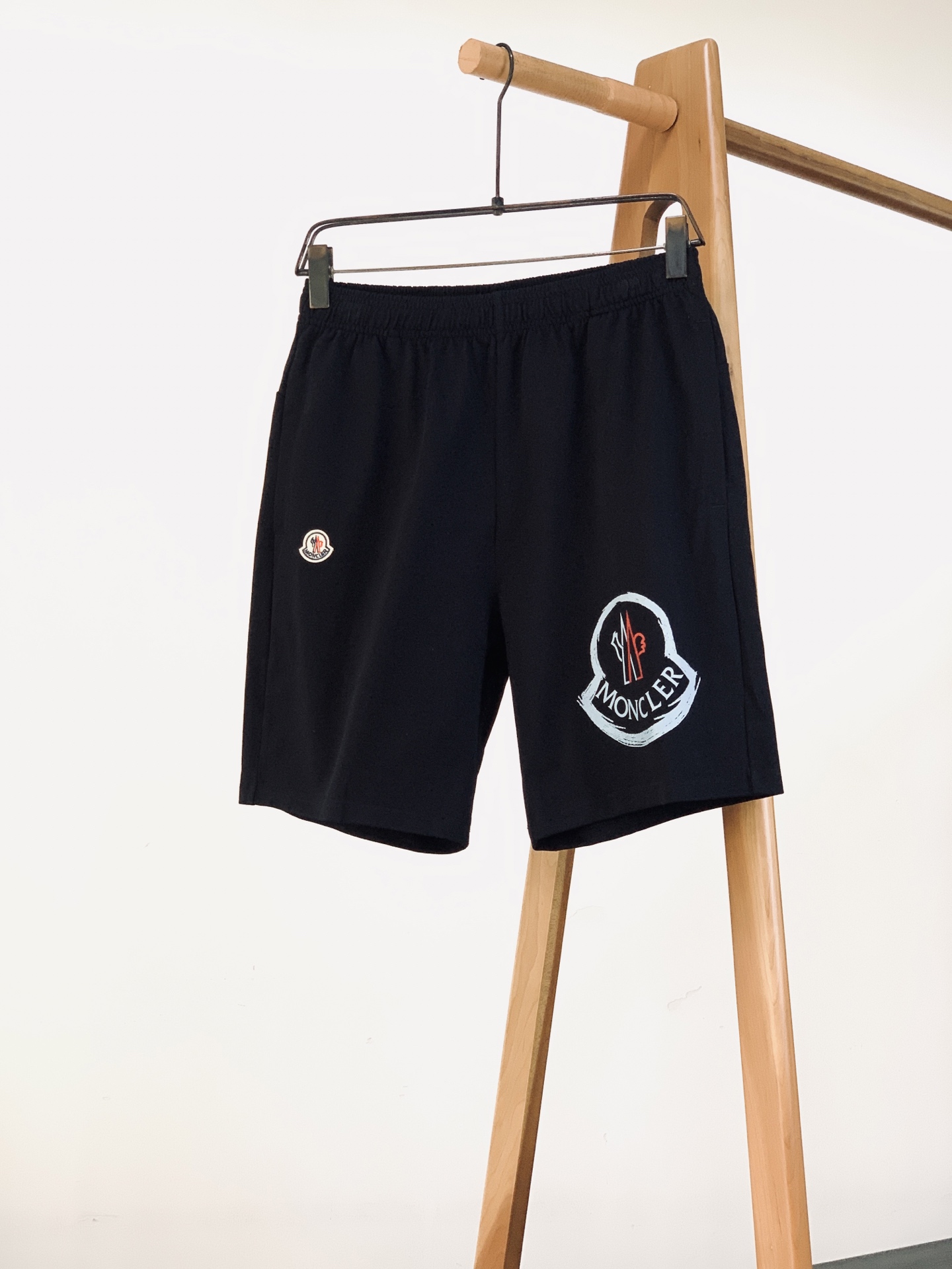 Moncler 蒙口 2026SS春夏新品 休闲徽章印花短裤🩳甄选软糯亲肤优质针织面料，透气排汗，夏日穿着清爽不闷汗，触