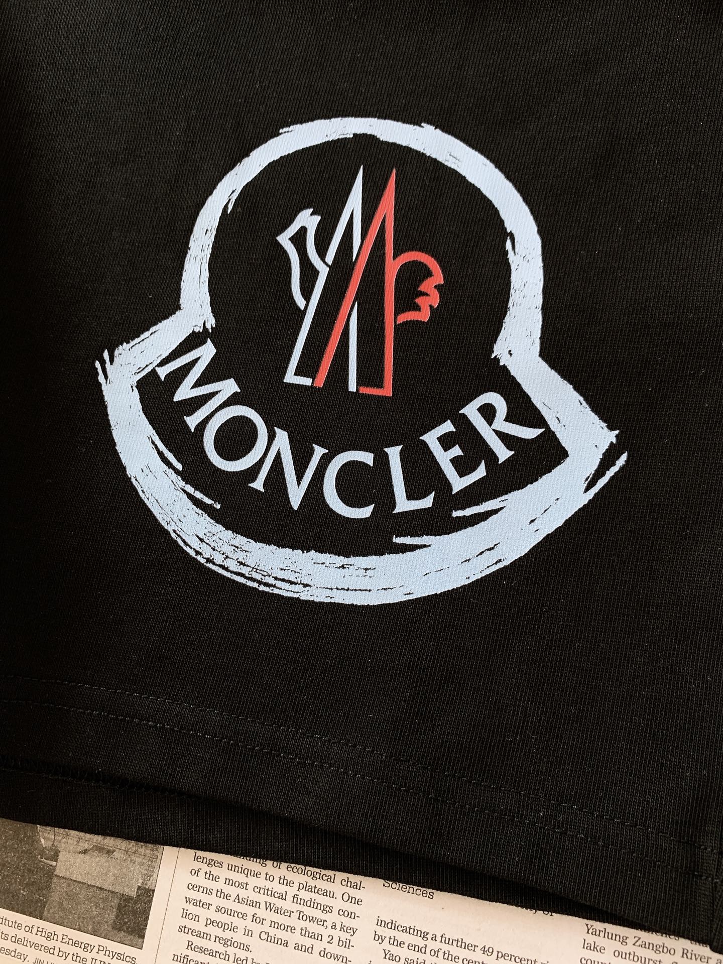 Moncler 蒙口 2026SS春夏新品 休闲徽章印花短裤🩳甄选软糯亲肤优质针织面料,透气排汗,夏日穿着清爽不闷汗,触 Moncler 蒙口 2026SS春夏新品 休闲徽章印花短裤🩳甄选软糯亲肤优质针织面料,透气排汗,夏日穿着清爽不闷汗,触