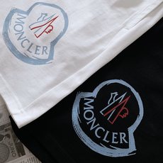 Moncler 蒙口 2026SS春夏新品 休闲徽章印花短裤🩳甄选软糯亲肤优质针织面料,透气排汗,夏日穿着清爽不闷汗,触 Moncler 蒙口 2026SS春夏新品 休闲徽章印花短裤🩳甄选软糯亲肤优质针织面料,透气排汗,夏日穿着清爽不闷汗,触