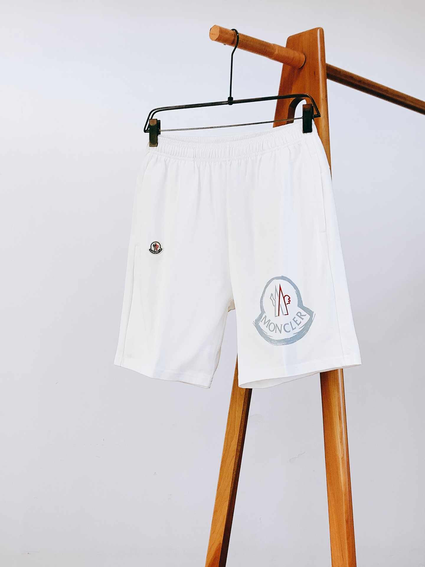 Moncler 蒙口 2026SS春夏新品 休闲徽章印花短裤🩳甄选软糯亲肤优质针织面料，透气排汗，夏日穿着清爽不闷汗，触