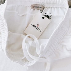 Moncler 蒙口 2026SS春夏新品 休闲徽章印花短裤🩳甄选软糯亲肤优质针织面料,透气排汗,夏日穿着清爽不闷汗,触 Moncler 蒙口 2026SS春夏新品 休闲徽章印花短裤🩳甄选软糯亲肤优质针织面料,透气排汗,夏日穿着清爽不闷汗,触
